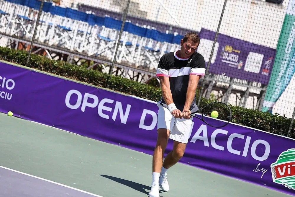 Профессиональный тренер по теннису